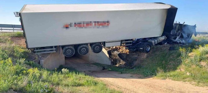 Bariyerleri Aşıp Alt Geçide Düşen Tır Ardından Alev Aldı