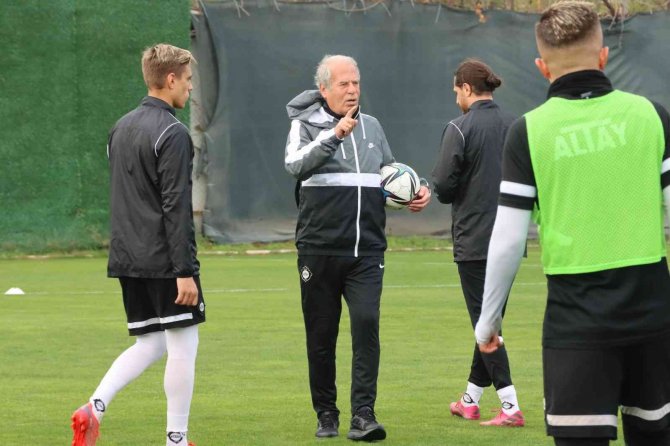 Mustafa Denizli, Altaylı Futbolcularla Görüştü