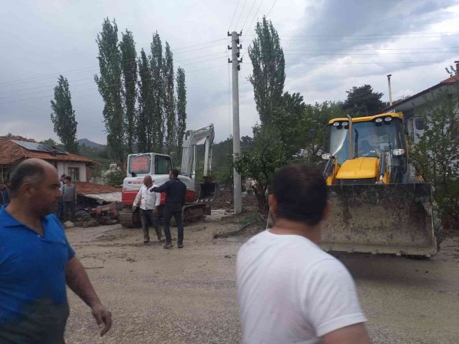 Antalya’da 2 Mahallede Sağanak Yağış Sonrası Su Baskınları Oluştu
