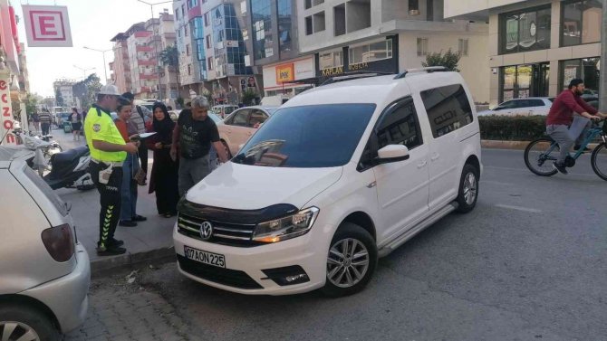 Park Ederken Çarptığı Motosikletteki 2 Kişi Yaralandı