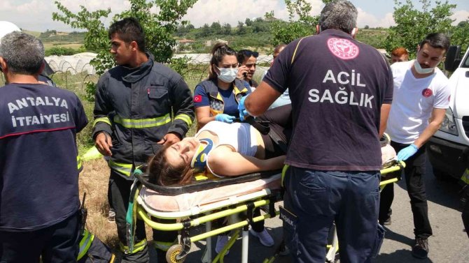 Aracın İçine Sıkışan Arkadaşının Kurtarılışını Yaralı Halde Sigara Yakarak İzledi
