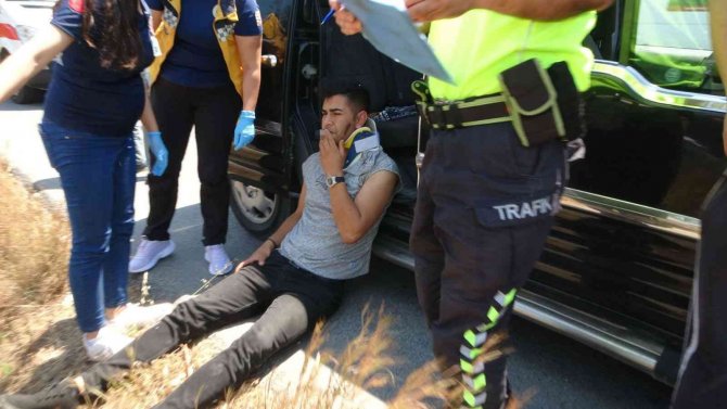 Aracın İçine Sıkışan Arkadaşının Kurtarılışını Yaralı Halde Sigara Yakarak İzledi