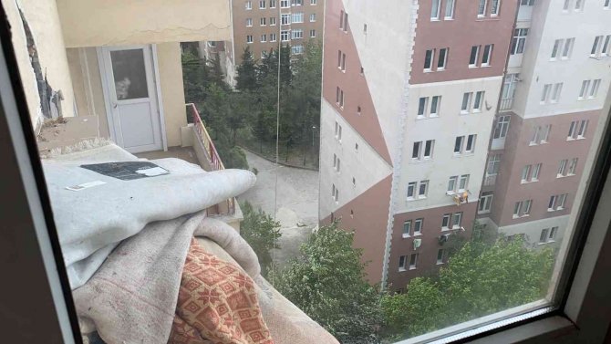Beylikdüzü’nde Şiddetli Rüzgardan Binanın Balkonu Çöktü
