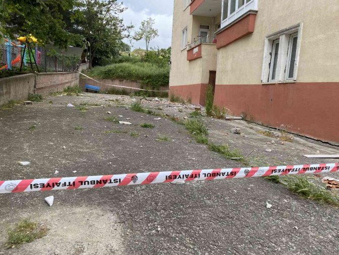 Beylikdüzü’nde Şiddetli Rüzgardan Binanın Balkonu Çöktü