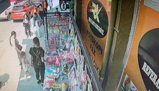 Eyüpsultan’da Kadın Çocuğunun Yanında Hırsızlık Yaptı: O Anlar Kamerada