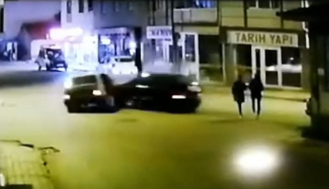 Bu Kavşakta 350 Kaza Yaşandı; O Anlar Kameraya Yansıdı