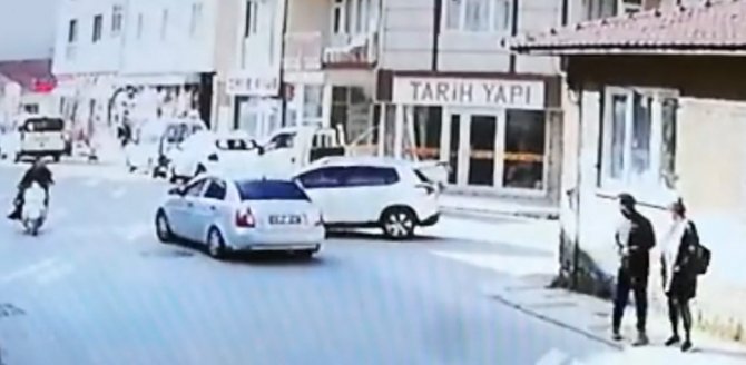 Bu Kavşakta 350 Kaza Yaşandı; O Anlar Kameraya Yansıdı
