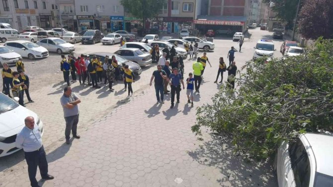 İ̇ncir Ağacı Araçların Ve Vatandaşların Üzerine Devrildi: 1 Yaralı