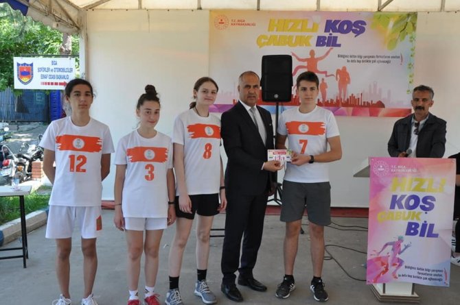 Liseli Öğrenciler Hem Hızlı Koşmak Hem De Hızlı Bilmek İçin Ter Döktü