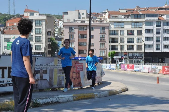 Liseli Öğrenciler Hem Hızlı Koşmak Hem De Hızlı Bilmek İçin Ter Döktü