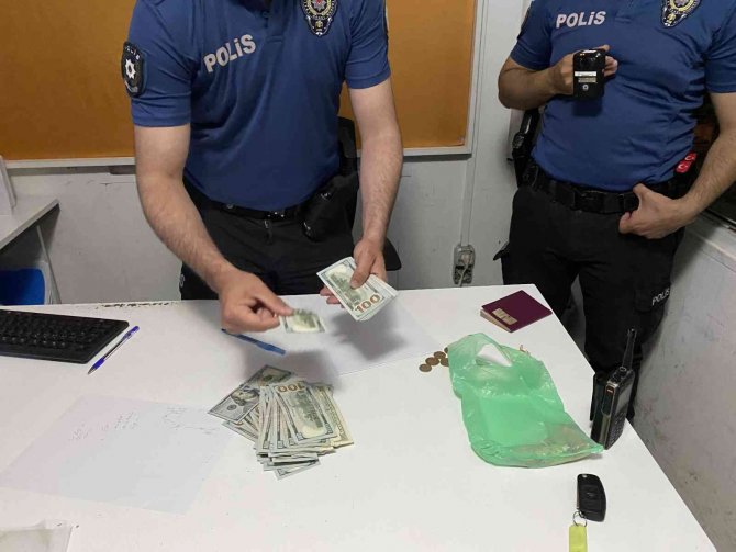 Ümraniye’de Şüpheli Paketten 10 Bin 200 Dolar Çıktı, Polis Ekipleri Sahibine Teslim Etti