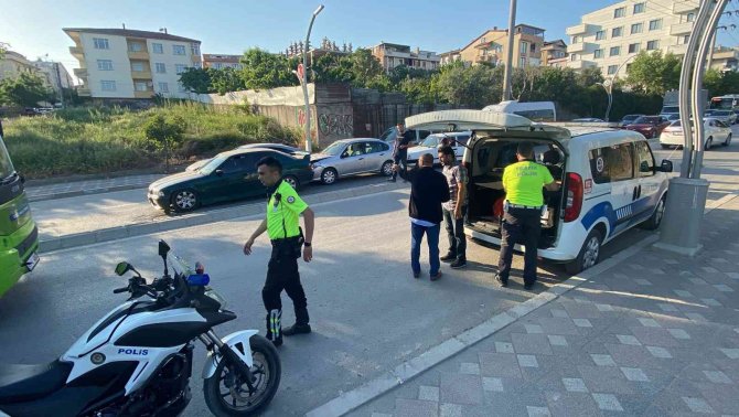 İ̇ki Otomobil Çarpıştı, Anne Ve Çocuğu Yaralandı