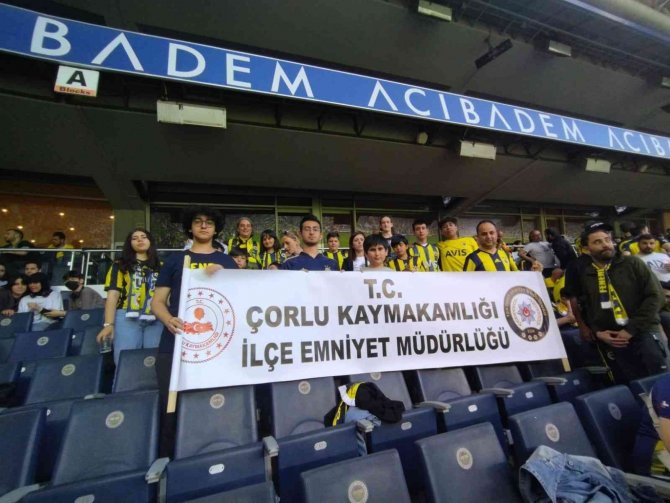 Çorlu Polisi, Öğrencileri Fenerbahçe Maçına Götürdü