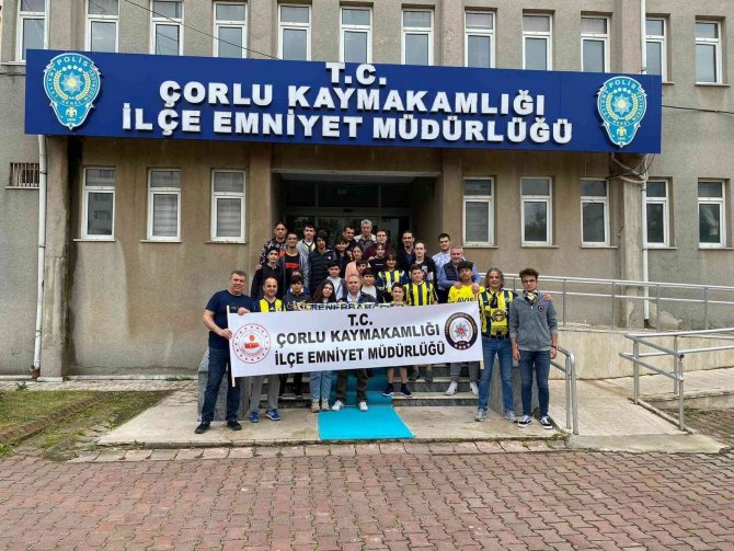 Çorlu Polisi, Öğrencileri Fenerbahçe Maçına Götürdü