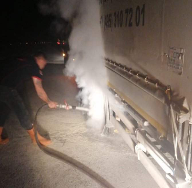 Balataları Isınan Kamyon Alev Aldı