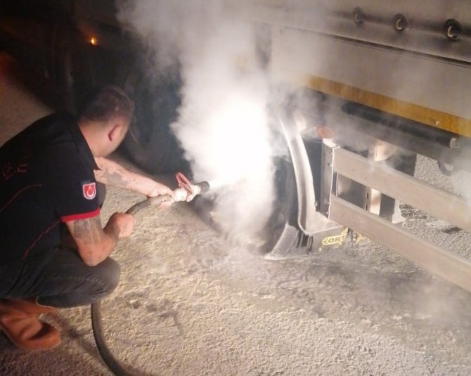 Balataları Isınan Kamyon Alev Aldı