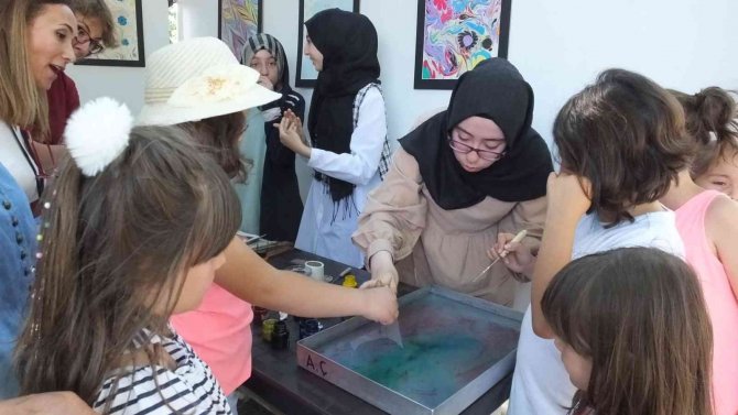 Liseli Kızlar Açtıkları Sergide Çocuklara Ebru Sanatını Öğretti