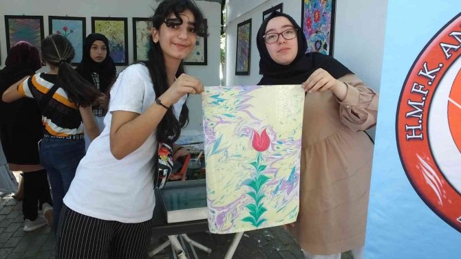 Liseli Kızlar Açtıkları Sergide Çocuklara Ebru Sanatını Öğretti