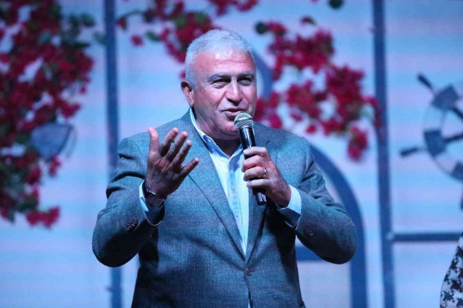 Ünlü Sanatçı Yavrucuk, Efelerli Tiyatroseverler İle Buluştu