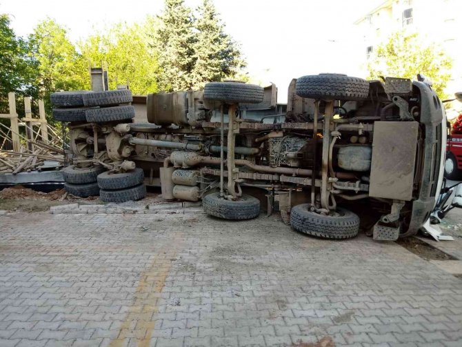 Elazığ’da Toprak Taşıyan Kamyon Yan Yattı