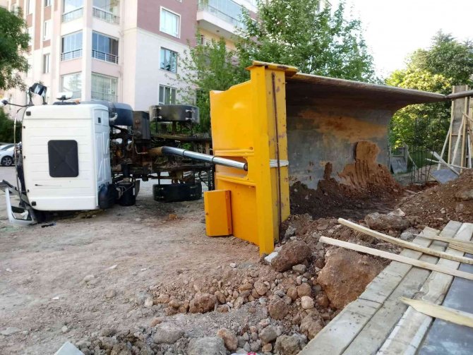 Elazığ’da Toprak Taşıyan Kamyon Yan Yattı