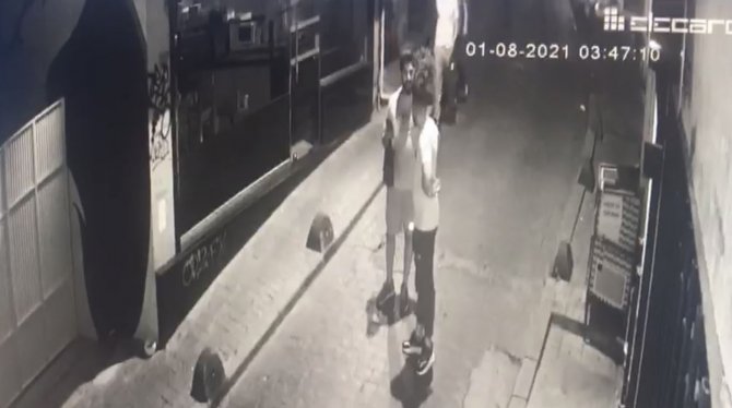 İ̇stanbul’da Kapkaç Şoku Kamerada: Fotoğraf Gösterirken Telefonunu Çaldılar