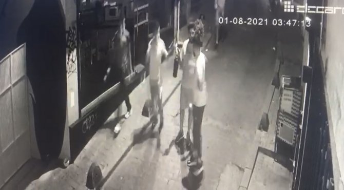 İ̇stanbul’da Kapkaç Şoku Kamerada: Fotoğraf Gösterirken Telefonunu Çaldılar