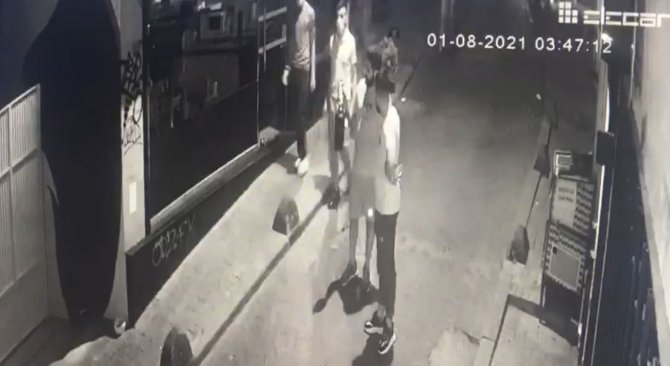 İ̇stanbul’da Kapkaç Şoku Kamerada: Fotoğraf Gösterirken Telefonunu Çaldılar
