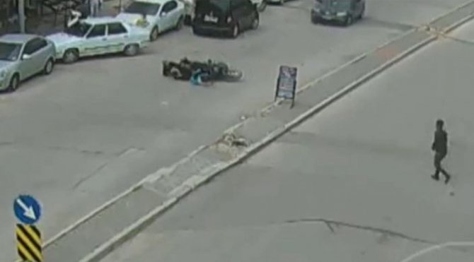Kontrolden Çıkan Taksi Yayaların Arasına Daldı, Motosikletler Çocuklara Çarptı