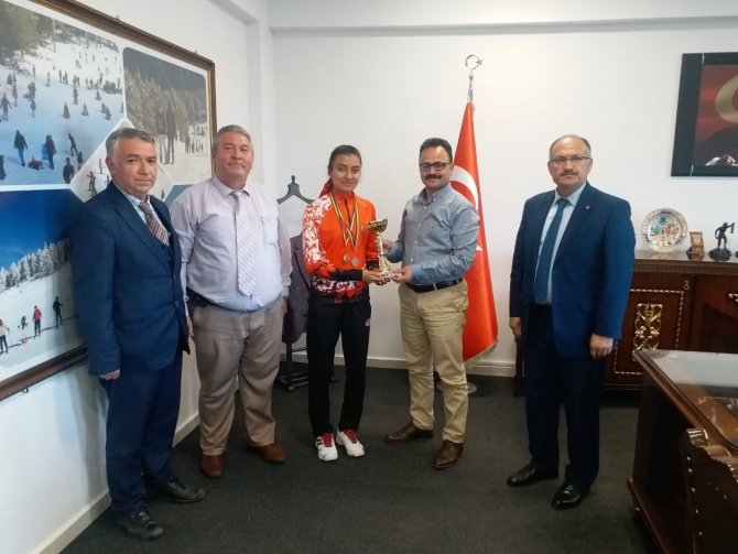 Gediz Kaymakamı Hakan Alkan Balkan Şampiyonu Sıla Ata’yı Misafir Etti