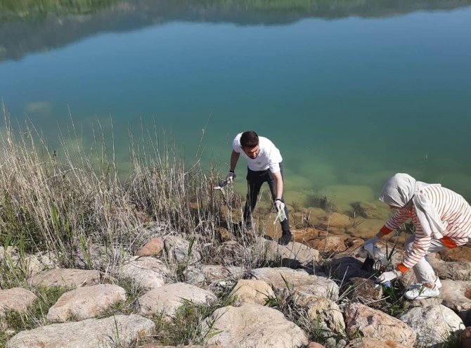 Gediz’de Doğa Dostu Öğrencilerden Çevre Temizliği