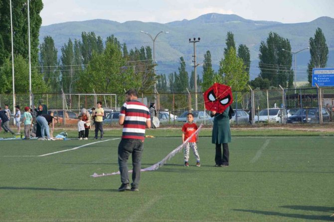 Gediz’de Uçurtma Şenliği Düzenlendi