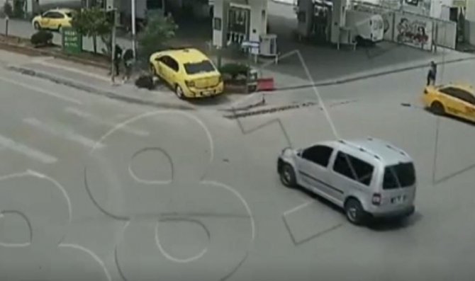Kontrolden Çıkan Taksi Yayaların Arasına Daldı, Motosikletler Çocuklara Çarptı