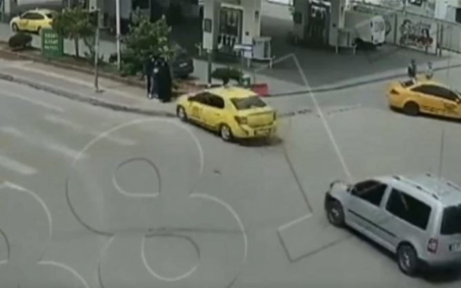 Kontrolden Çıkan Taksi Yayaların Arasına Daldı, Motosikletler Çocuklara Çarptı
