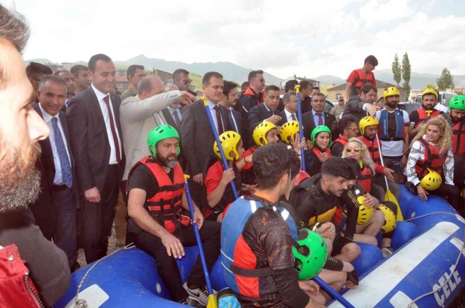 Eskiden Kötü Koku Ve Çöpten Geçilmeyen Derede Rafting Heyecanı