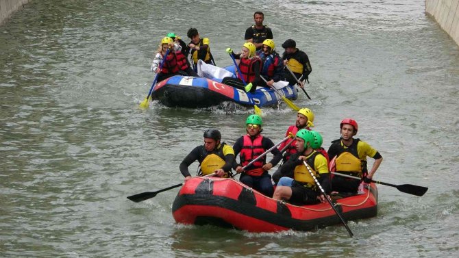 Eskiden Kötü Koku Ve Çöpten Geçilmeyen Derede Rafting Heyecanı