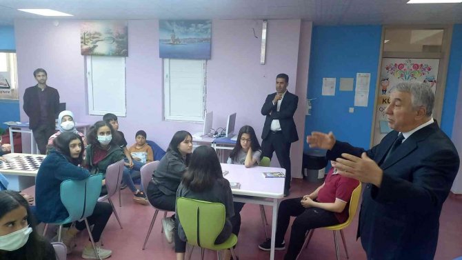 Ünsal, Öğrencilere “Yüreğim İ̇revan’da Kaldı” Romanını Tanıttı