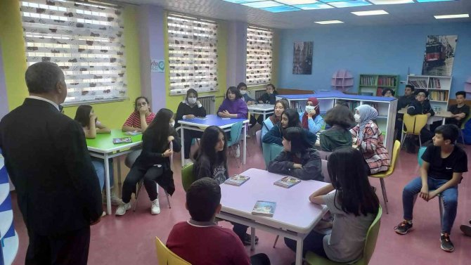 Ünsal, Öğrencilere “Yüreğim İ̇revan’da Kaldı” Romanını Tanıttı