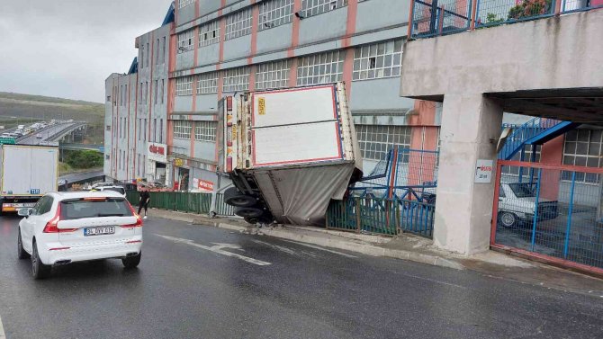 İ̇kitelli’de Tır Bir İşyerinin Bahçesine Uçtu: Faciadan Dönülen Kaza Kamerada