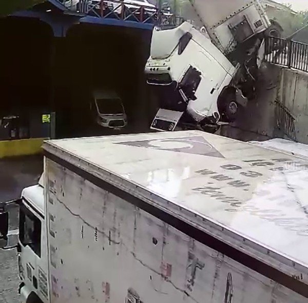 İ̇kitelli’de Tır Bir İşyerinin Bahçesine Uçtu: Faciadan Dönülen Kaza Kamerada