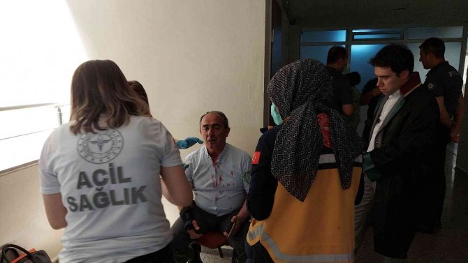 Davada Ortalık Karıştı, Kavgayı Ayırmaya Çalışan Avukat Da Darp Edildi