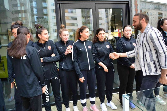 Cenk Tosun’dan, Milli Takım Kafilesine Ziyaret