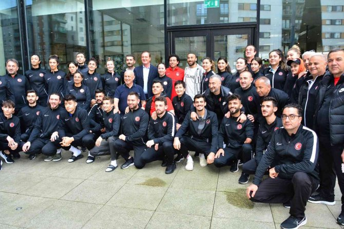 Cenk Tosun’dan, Milli Takım Kafilesine Ziyaret