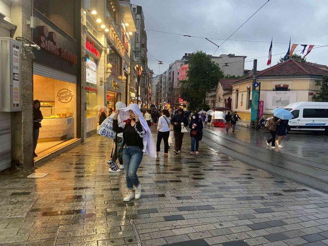Taksim’de Sağanak Yağış Vatandaşlara Zor Anlar Yaşattı