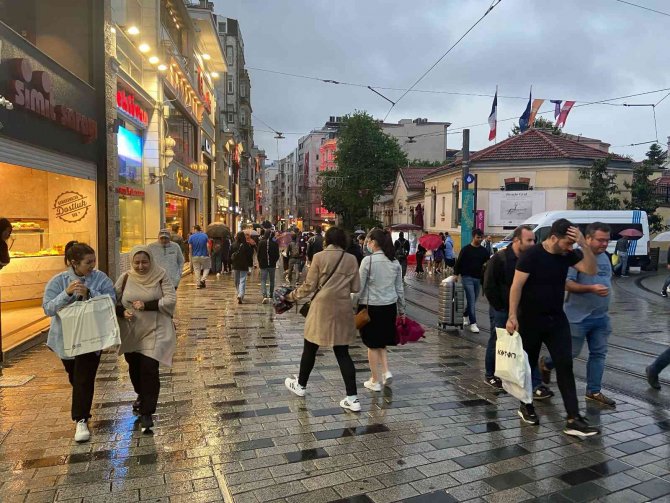 Taksim’de Sağanak Yağış Vatandaşlara Zor Anlar Yaşattı
