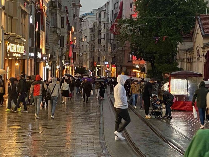 Taksim’de Sağanak Yağış Vatandaşlara Zor Anlar Yaşattı