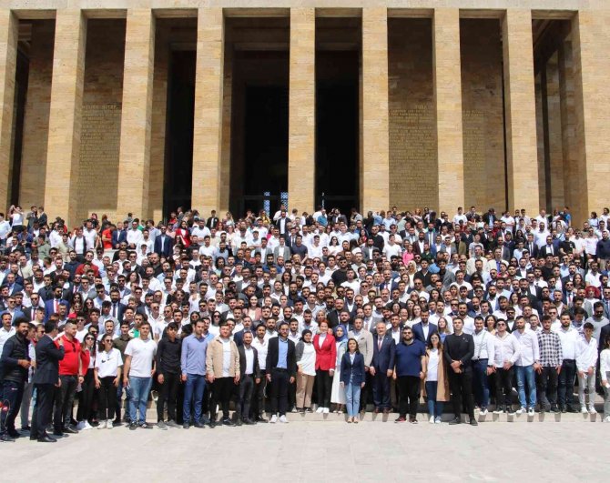 İ̇yi̇ Parti Lideri Akşener’den Gençlerle Anıtkabir’e Ziyaret