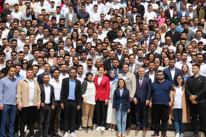 İ̇yi̇ Parti Lideri Akşener’den Gençlerle Anıtkabir’e Ziyaret