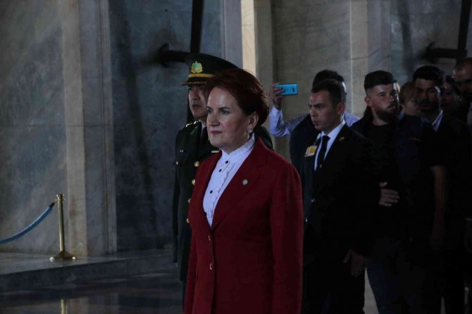 İ̇yi̇ Parti Lideri Akşener’den Gençlerle Anıtkabir’e Ziyaret