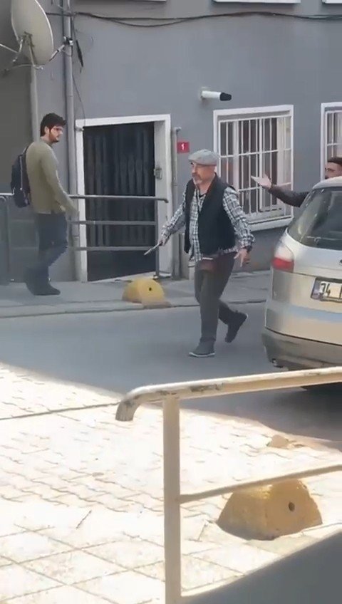 Kadıköy’de Kavga Ettiği Çekçekçiye Bıçak Ve Çekiçle Saldırdı